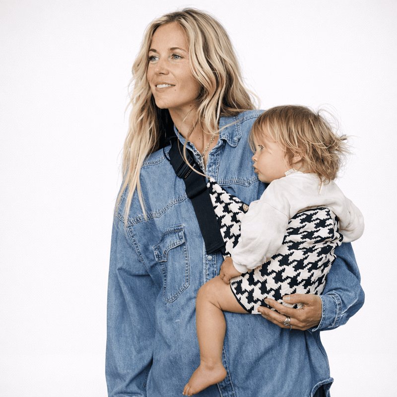 Toddler sling carrier, side view — NAEVII