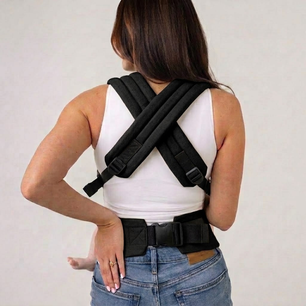 Crossable shoulder straps and waist buckle seen from behind, NAEVII Soft Baby Carrier in black#Color_Amber Black