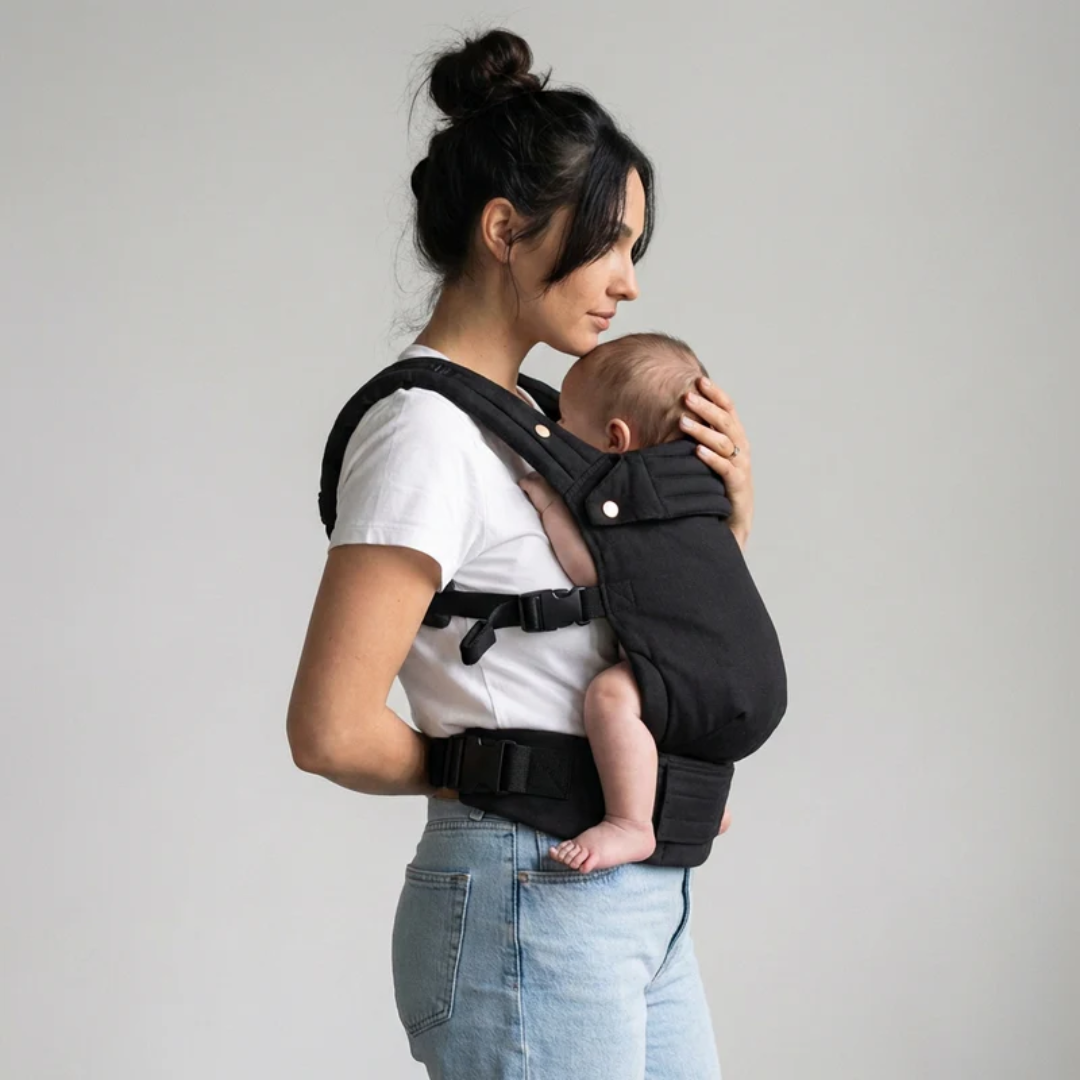 Woman carrying newborn in NAEVII Soft Baby Carrier, black, front carry#Color_Amber Black