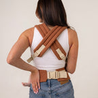 Crossable shoulder straps and waist buckle seen from behind, NAEVII Soft Baby Carrier in terracotta Brown#Color_Brown