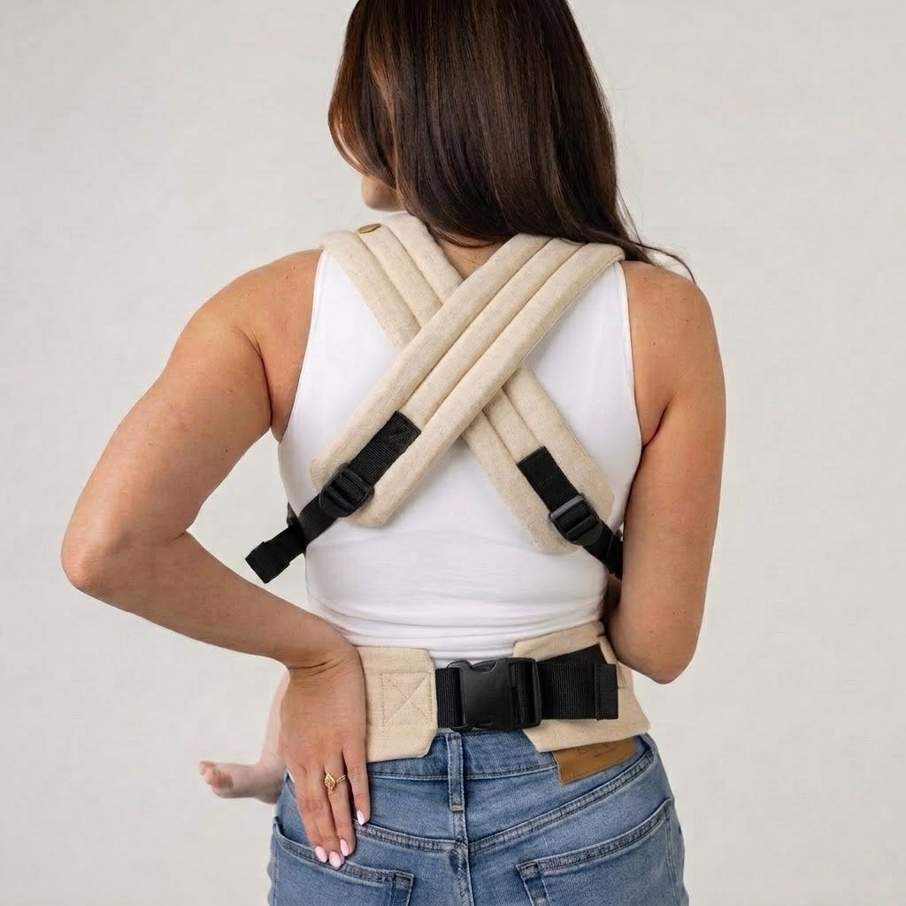 Crossable shoulder straps and waist buckle seen from behind, NAEVII Soft Baby Carrier in beige Cream#Color_Cream
