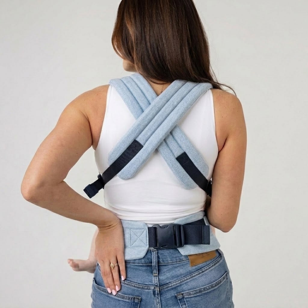 Crossable shoulder straps and waist buckle seen from behind, NAEVII Soft Baby Carrier in blue Denim#Color_Denim