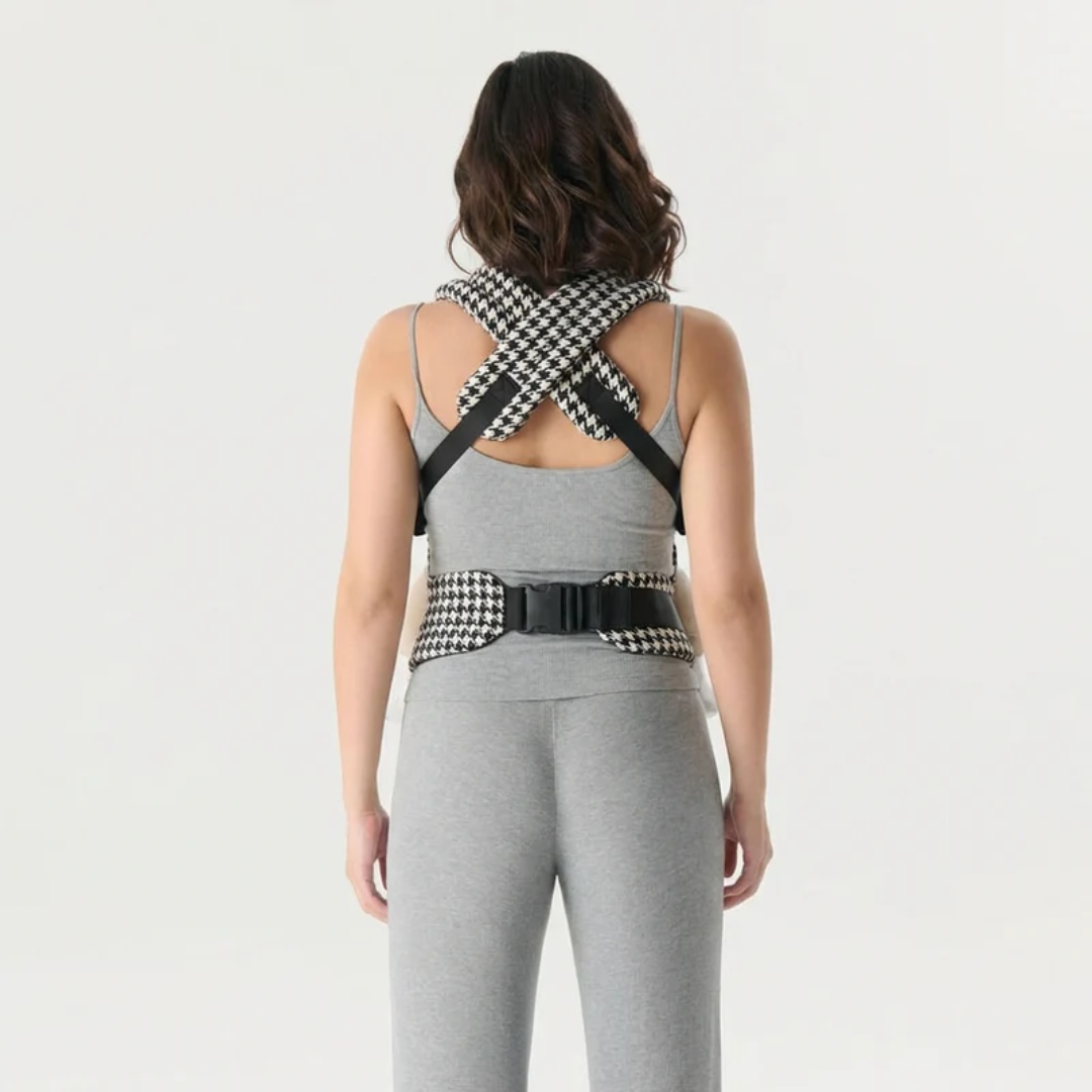 Crossable shoulder straps and waist buckle seen from behind, NAEVII Soft Baby Carrier in black and white Houndstooth#Color_Houndstooth