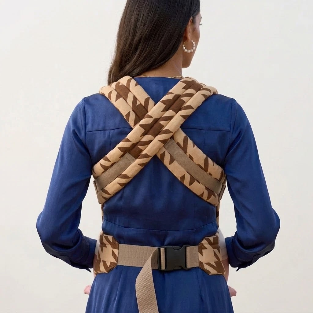 Crossable shoulder straps and waist buckle seen from behind, NAEVII Soft Baby Carrier in brown Mocha Houndstooth#Color_Mocha Houndstooth