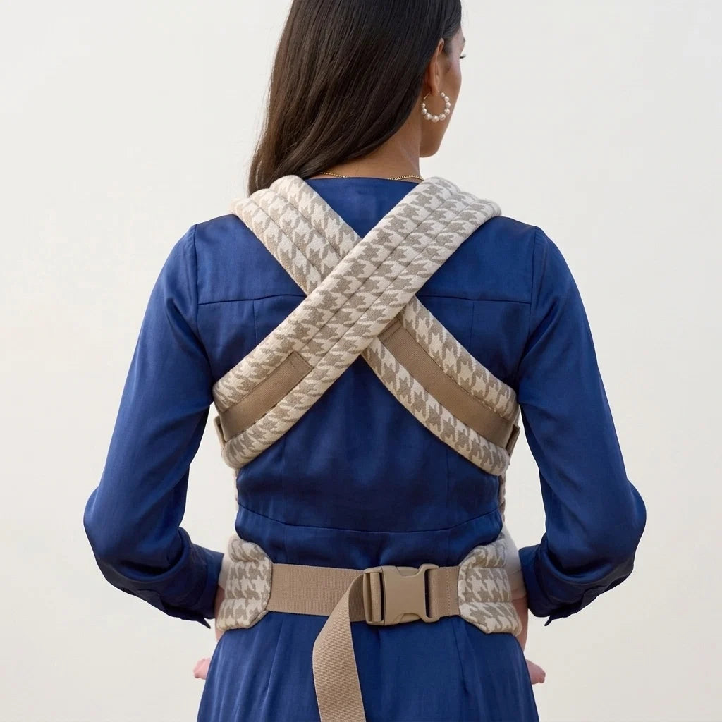 Crossable shoulder straps and waist buckle seen from behind, NAEVII Soft Baby Carrier in beige Neutral Houndstooth#Color_Neutral Houndstooth
