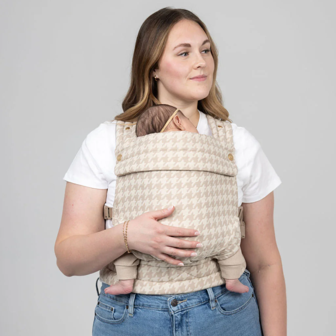 Woman carrying baby in NAEVII Soft Baby Carrier, beige Neutral Houndstooth, front carry#Color_Neutral Houndstooth