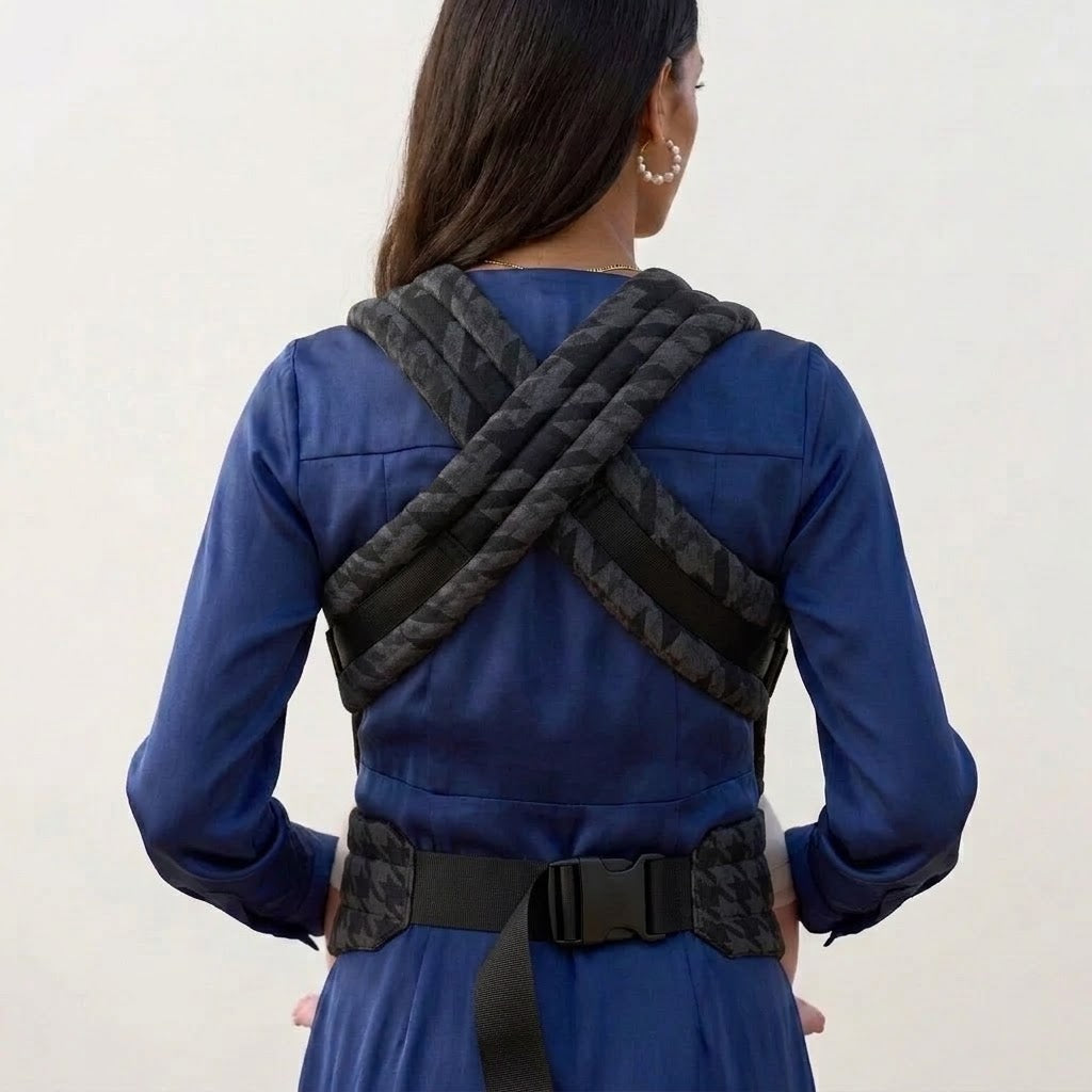 Crossable shoulder straps and waist buckle seen from behind, NAEVII Soft Baby Carrier in black Onyx Houndstooth#Color_Onyx Houndstooth